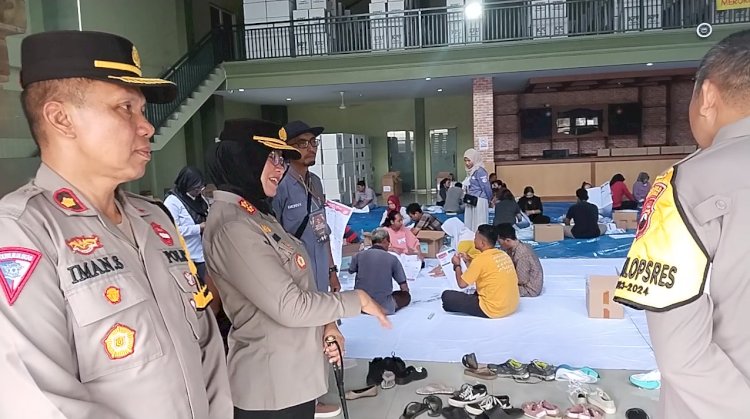 Kapolres Salatiga AKBP Aryuni Novitasari saat memantau kegiatan sortir dan pelipatan surat suara di Gudang KPU di Jalan Lingkar Selatan (JLS), Salatiga, Senin (8/1). Foto : Erna Yunus B