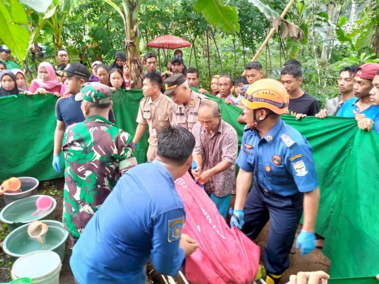 Petugas mengevakuasi korban jatuh ke jurang di Mrebet, Purbalingga. Foto : Prayitno