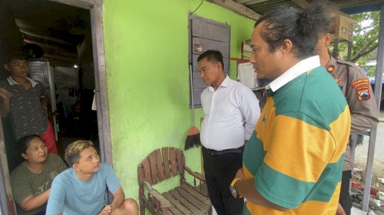 Petugas Polsek Semarang Utara mendatangi rumah salah satu korban, Senin (8/1). Dok