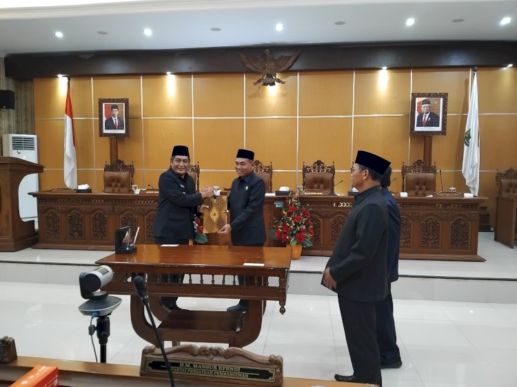 Bupati Zaenal Arifin menerima draft raperda yang akan dibahas dalam masa sidang 2024, dari Wakil Ketua DPRD, Mahmud. Foto : Tri Budi Hartoyo