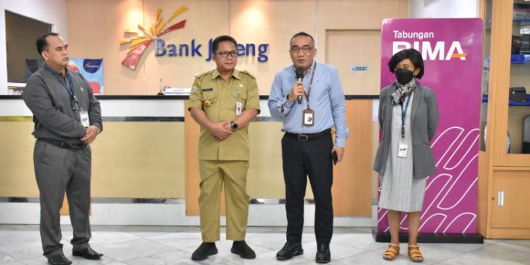 Pj Wali Kota Salatiga Yasip Khasani bersama petinggi Bak Jateng, di Kantor Bank Jateng Salatiga, Selasa (9/1). RMOL Jateng