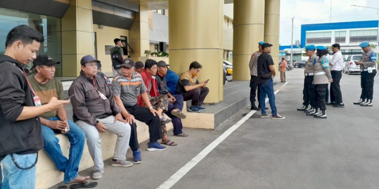 Warga Palur Kulon mendatangi Polres Sukoharjo melaporkan Kanjeng Dani yang diduga melakukan perbuatan mesum. RMOL Jateng