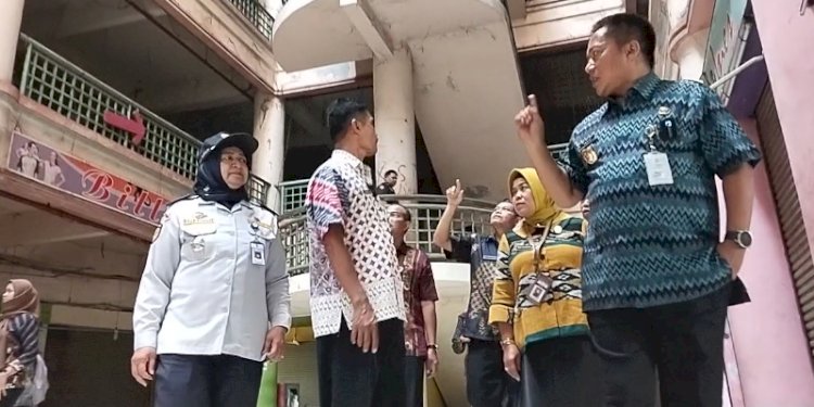  Yasip Khasani saat Sidak ke eks Gedung Matahari di Pasar Raya 2 Salatiga, Malam Jenderal Sudirman, Salatiga, Selasa (9/1). RMOL Jateng