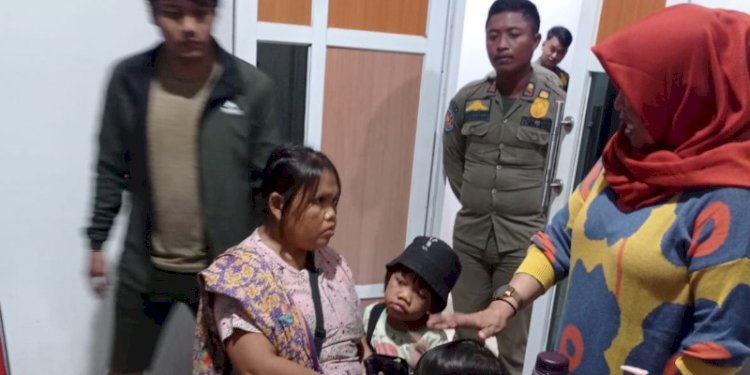 Ibu pengemis dan kedua anaknya saat digelandang di Shelter Dinsos Grobogan, Senin, (8/1). RMOL Jateng