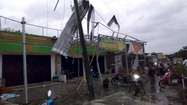 Kondisi lokasi bencana usai diterpa puting beliung di Sedadi Penawangan, Selasa (9/1)