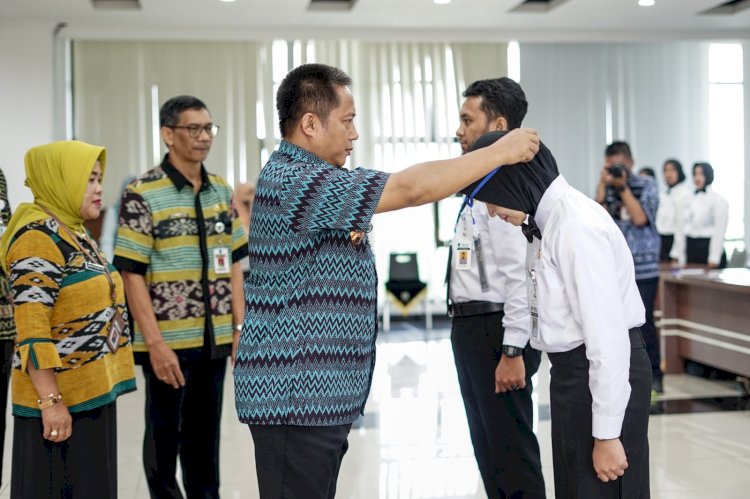 Penjabat (Pj) Wali Kota Salatiga, Yasip Khasani mengalungi tanda peserta orientasi kepada perwakilan PPPK