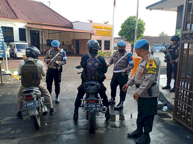Sejumlah anggota Polisi diperiksa Propram Polres Tegal. Foto : Bakti Buwono