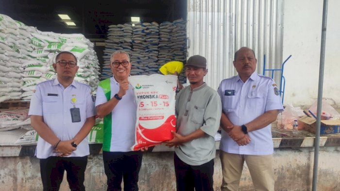 Penyerahan simbolis kepada petani yang membeli pupuk non subsidi harga diskon. Foto : Dian Tanti
