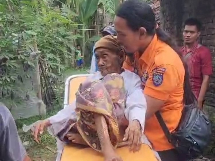 Prosea evakuasi Nenek Kaswiyah ke Panti Jompo. Foto : Bakti Buwono