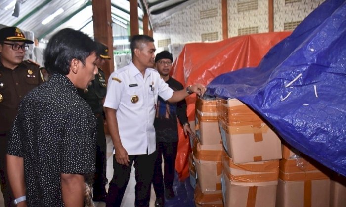 Penjabat  Bupati Karanganyar Timotius Suryadi pantau gudang logistik Pemilu 2024. Foto : Dian Tanti