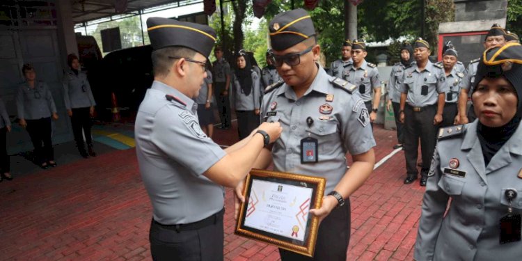 Nuryadi, pegawai Rutan Salatiga Kelas IIB Salatiga saat terima penghargaan dari Kepala Rutan, Redy Agian. RMOL Jateng