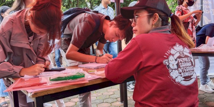 Tanpa antrian mahasiswa UKSW mengular memaafkan kesempatan layanan pindah memilih di stand disediakan KPU Kota Salatiga, Kamis (11/1). RMOL Jateng