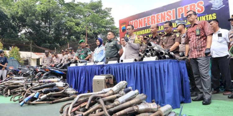 Kapolres Purbalingga AKBP Hendra Irawan memimpin rilis  pengungkapan Hasil Penindakan Knalpot Brong di halaman kantor Satlantas Polres Purbalingga, Kamis (11/1). Dok