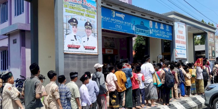 Kegiatan Berbaju (Berbagi Bar Jumatan) ; masyarakat mengantri di TIC Pusat Oleh Oleh Kadin UMKM Demak. RMOL Jateng