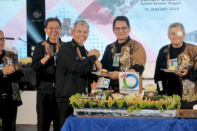 Prosesi pemotongan tumpeng HUT ke-10 oleh Direktur Utama PT Semen Gresik, Muchamad Supriyadi, yang diberikan secara simbolis kepada Komisaris Utama PT Semen Gresik, Otok Kuswandaru, dan disaksikan Direktur SDM & Umum PT Semen Indonesia (Persero) Tbk, Agung Wiharto.