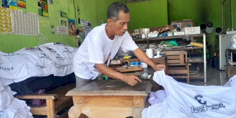 Usaha sablon manual masih dilirik di tengah persaingan sablon digital. RMOL Jateng