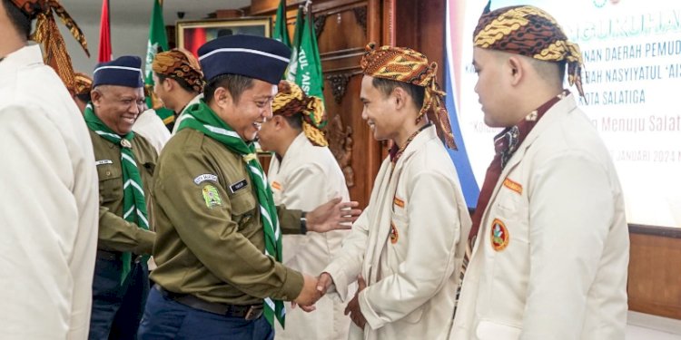 Pj Wali Kota Yasip Khasani saat memberikan ucapan selamat usai pengukuhan pimpinan dan pengurus organisasi otonom Muhammadiyah di Gedung Setda Kota Salatiga, Minggu (14/1). RMOL Jateng