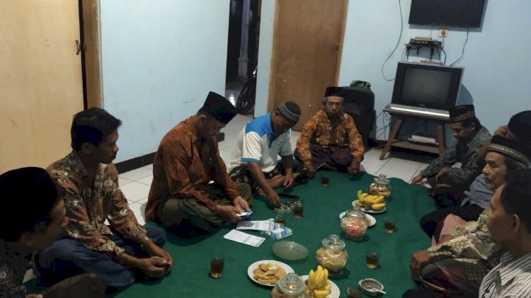 Ketua RT di Desa Menoreh, Kecamatan Salaman, ini sedang bermusyawarah membahas suatu program untuk kemajuan lingkungan. RMOL Jateng