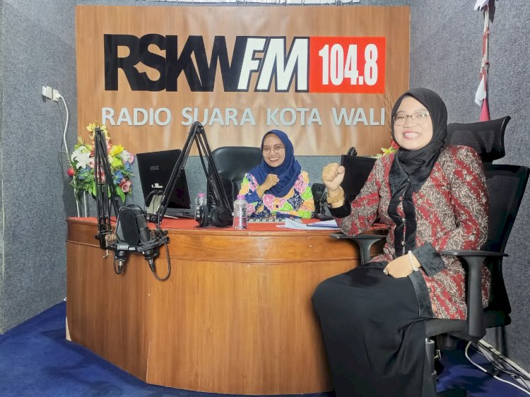 Komisioner Bawaslu, Ulin Nuha, Melakukan Talkshow Di Radio Suara Kota Wali 