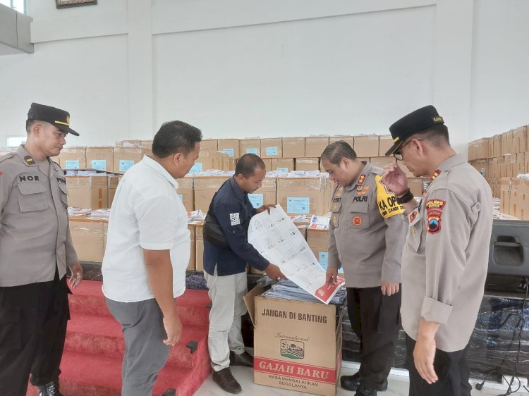 Kapolres Kudus, AKBP Dydit Dwi Susanto bersama anggotanya dan perwakilan KPU Kudus saat memantau proses pelipatan surat suara di gudang KPU Kudus. Foto: Arief Pramono