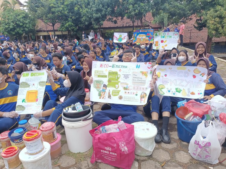 Acara panen ECO enzym di halaman SMP 11 di jalan karang Rejo Semarang, Jumat (19/1).