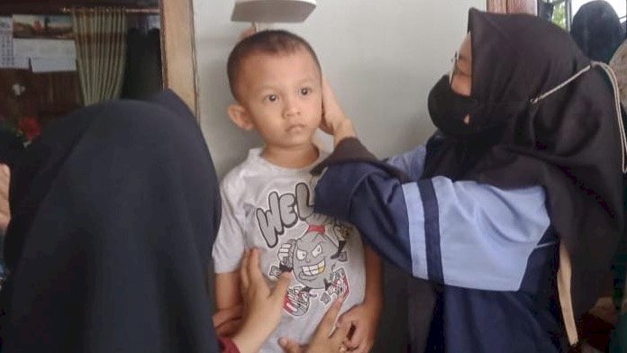 Mahasiswa UIN Walisongo sedang KKN di Kabupaten Demak turut serta dalam kegiatan posyandu. Dok