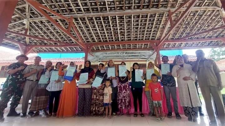 Kepala Sub Bagian Humas Kantor Pertanahan/BPN Grobogan Elvyn Bakti Eka Kusuma Bersama Penerima Sertifikat Tanah Melalui Program PTSL