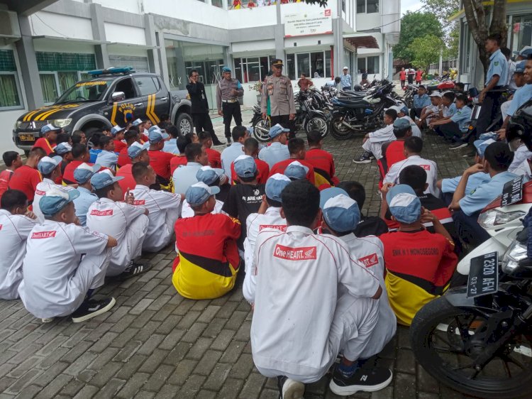 Kapolsek Wonosegoro Iptu Slamet Saat Memberikan Pembinaan Usai Menerima Puluhan Knalpot Brong Hasil Sitaan Dan Razia Oleh SMK Negeri 1 Wonosegoro, Jum'at (19/1). 