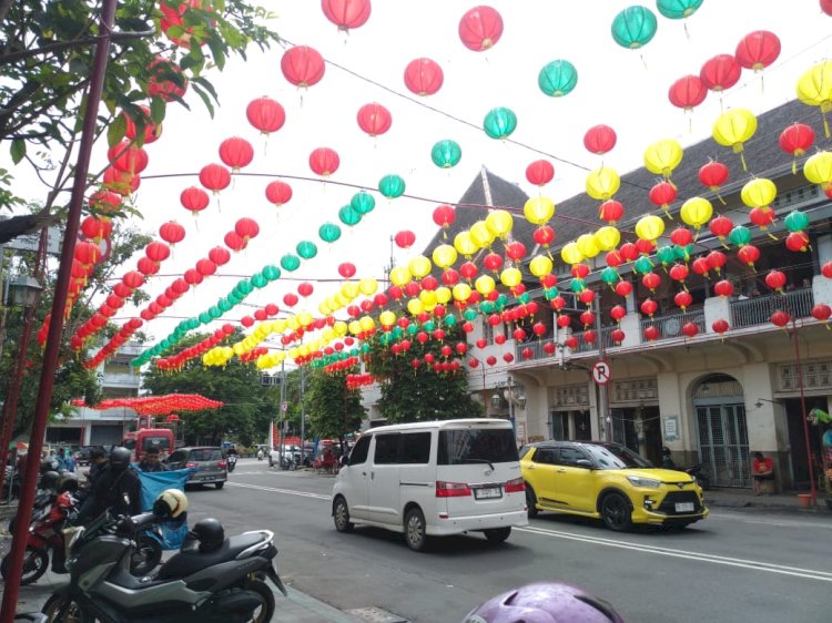 Lampion Imlek Mulai Dipasang Di Kawasan Pasar Gede Dan Balaikota Surakarta.