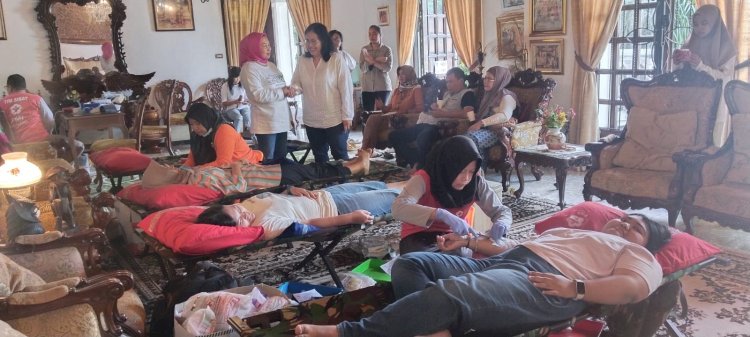 Kegiatan donor darah di YeGe Resto Salatiga diikuti berbagai kelompok masyarakat, Sabtu (20/1).