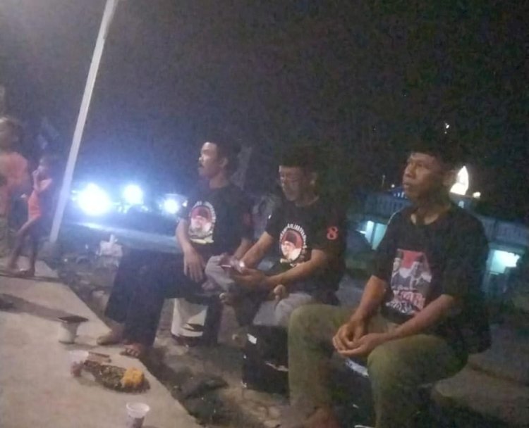 Ketua Gerakan Ganjar berpose bersama nelayan dan petani dalam canvassing kaos di Bonang, sebelum debat di Bonang, Minggu (21/1).