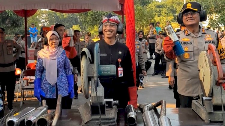 Polres Grobogan dan Sekda Grobogan saat pemusnahan knalpot brong.