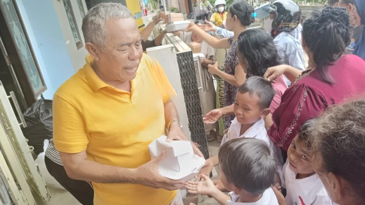 Relawan Parikesit bersama Tim Kemenangan Daerah (TKD) Prabowo-Gibran bagi 2.500 makan siang gratis ke masyarakat Batang.