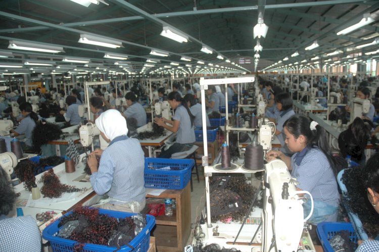 Pekerja pabrik bulu mata palsu dan rambut palsu (wig) di Purbalingga.