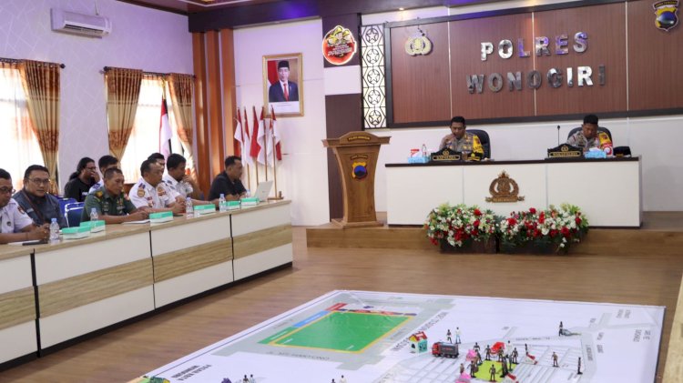 Kapolres Wonogiri, AKBP Andi Muhammad Indra Waspada Amirullah , memimpin rapat koordinasi dan Tactical Floor Game (TFG) persiapan pengamanan kegiatan konser Indonesia maju. Tactical Floor Game dilaksanakan di Aula Sanika Satyawada Polres Wonogiri, Senin (22/1).