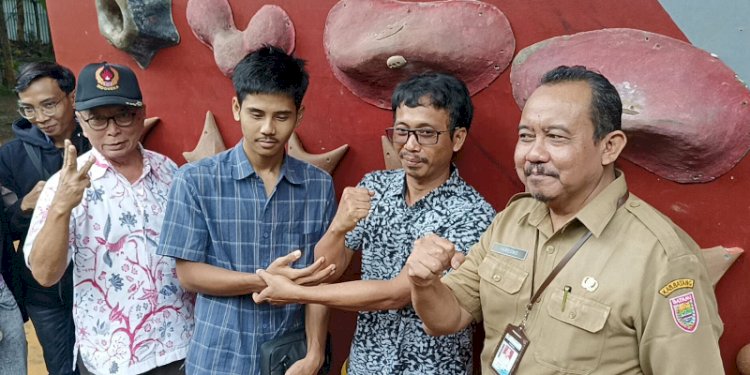 Pengurus FPTI Batang, bersama atlet, KONI Batang, serta Atlet berkumpul di Hutan Kota Rajawali. RMOL Jateng