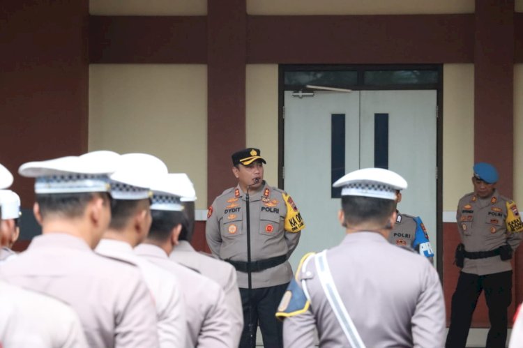 Kapolres Kudus, AKBP Dydit Dwi Susanto saat memberi arahan dalam apel, Selasa (23/1).