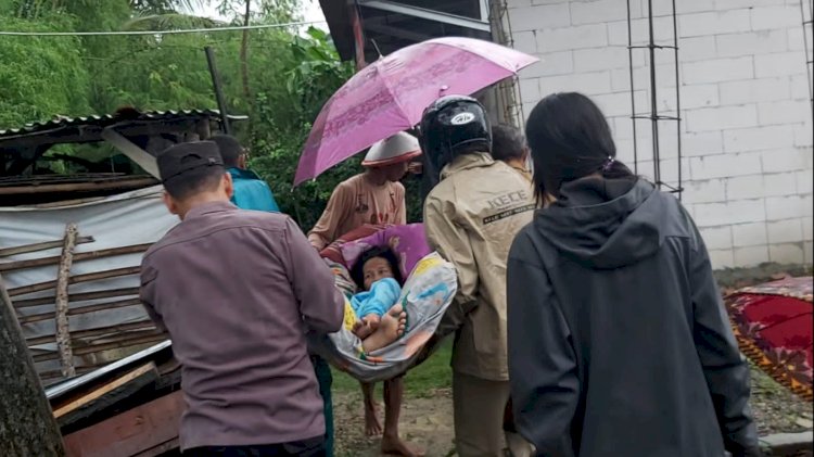 Warga yang tidak bisa berjalan terpaksa dievakuasi ke rumah warga lain yang aman dari bencana longsor.