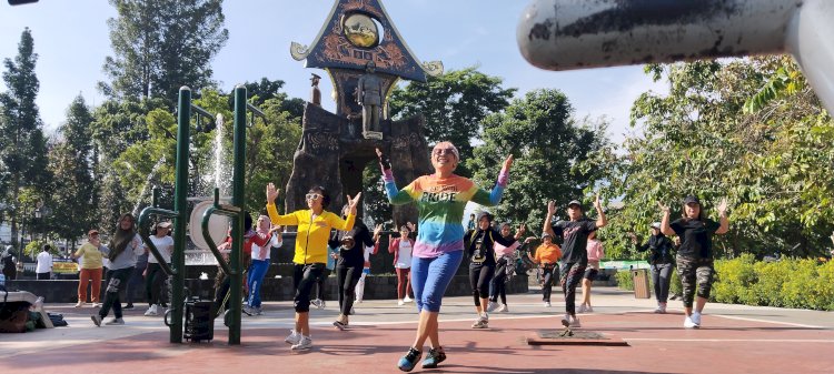 SENAM BERSAMA: Seorang Instruktur Senam, Susi Susilowati Guru Singgah SE, Sempat Ditegur Secara Langsung Oleh Seorang Pria Yang Mengaku Utusan DLH Sebelum Ia Membubarkan Kegiatan Senamnya. Foto: RMOLJateng