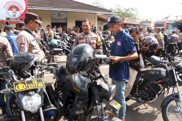 PENDATAAN: Selain Pendataan, Kabag Logistik Polres Semarang Kompol Agung Rahardjo Juga Melakukan Pengecekan Terhadap Seluruh Kendaraan Dinas (Randis) Digunakan Personel Polres Semarang Tanpa Terkecuali, Rabu (24/1). Foto: RMOLJateng