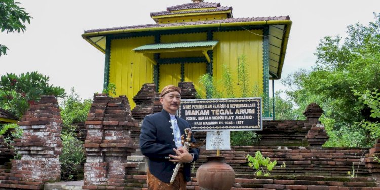 Ketua Umum Pengusaha dan Profesional Nahdliyin (P2N) Ir. Irnanda Laksanawan saat berziarah di makam Amangkurat I di Tegal. RMOL Jateng