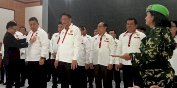 Pdt Dr SM Ferdinand Watti menyerahkan pataka kepada Ketua DPW BKSG-LK Indonesia Provinsi Jateng terpilih, Pdt Immanuel Adhi Siswanto Wisnu Nugroho. RMOL Jateng