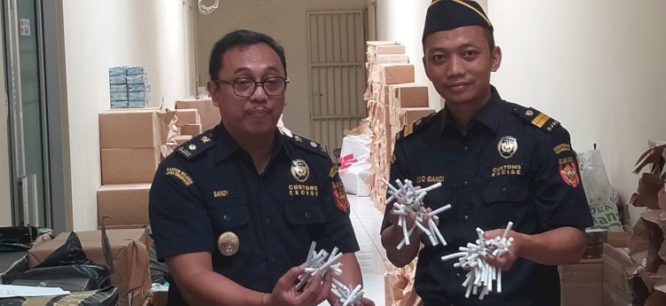 Kepala Seksi Penyuluhan Dan Layanan Informasi Bea Cukai Kudus, Sandy Hendratmo Sopan Menunjukkan Barang Bukti Rokok Ilegal. Foto: RMOLJateng