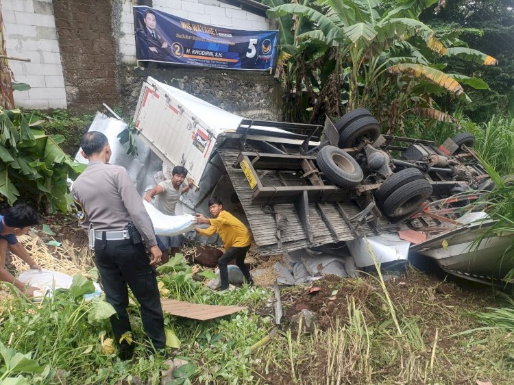 Truk Boks yang mengalami naas hingga kondisinya ringsek. Dok.RMOLJateng