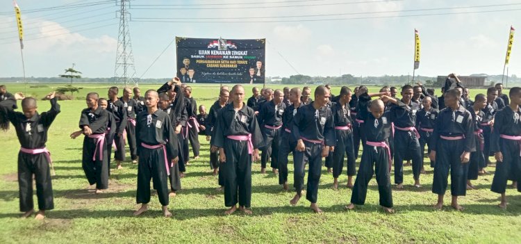 Ujian kenaikan tingkat anggota PSHT Sukoharjo dari sabuk jambon menjadi sabuk hijau di lapangan desa Majasto Tawangsari Sukoharjo. Dok.RMOLJateng