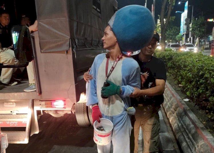 Satpol PP Kota Semarang mengamankan sejumlah badut jalanan dan pengamen dalam kegiatan operasi penertiban PGOT, Sabtu (27/1) malam di kawasan Pedurungan. Dok.RMOLJateng