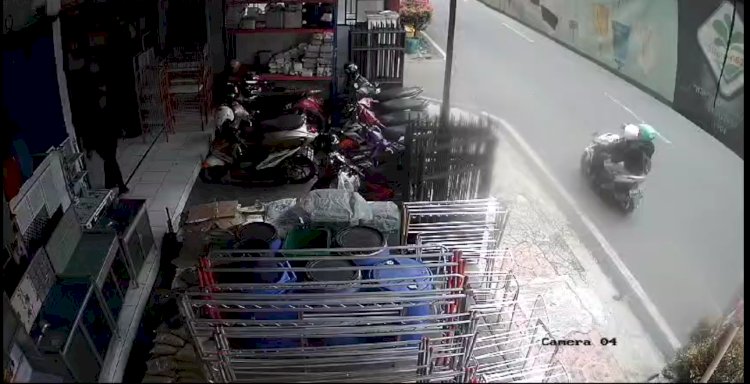Aksi pencurian sepeda motor milik seorang guru TK di kawasan Jalan Merak, Klaseman, Salatiga terekam CCTV.Dok.RMOLJateng