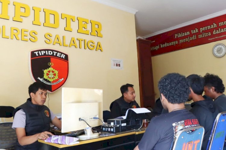 Ketiga pelaku dari kelompok Kali Buket Takkan Mundur (KBTM) masing-masing berinisial R (19),  D (21) dan W (23) saat dimintai keterangan petugas di Mapolres Salatiga, Minggu (28/1). Dok.RMOLJateng