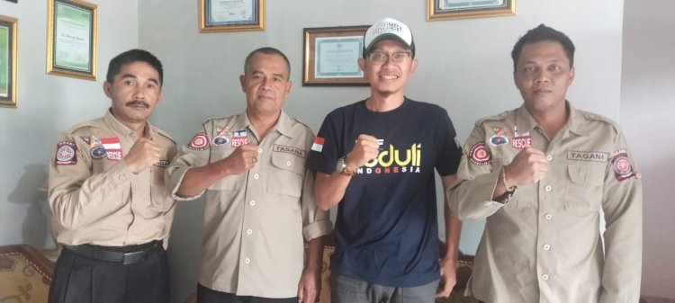 Ketua Indonesia Offroad Federation (IOF) Salatiga Yogi Ardiako saat silahturahmi ke sosok relawan senior, Eko Purwanto di kediamannya, kawasan Banyuputih, Salatiga, Senin (29/1). Foto : Erna Yunus B/Dok.RMOLJateng
