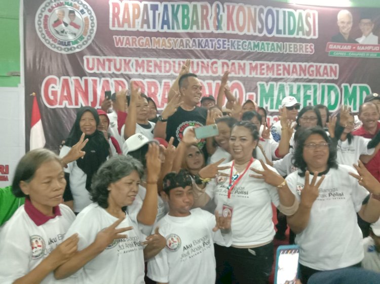 Deklarasi dukungan Gajah Mada RI kecamatan Jebres untuk Capres Nomor urut 3 Ganjar Mahfud, di gedung pertemuan Pancasila Gandekan Solo. Almira Nindya/Dok.RMOLJateng